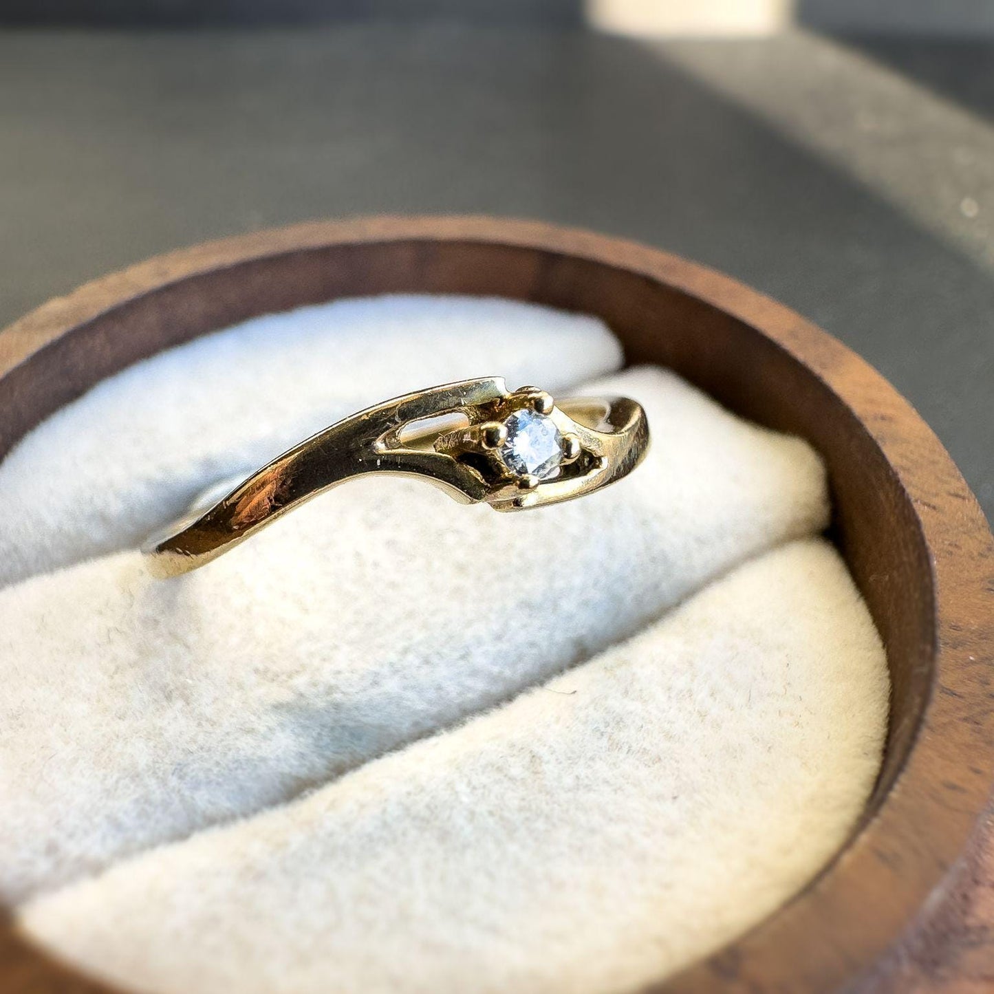 Elegant 9ct Solid Gold Vintage Diamond Ring | Solitaire Setting with Swirl Design | Promise Ring | UK O - US 7.25 | Resizable | Hallmarked