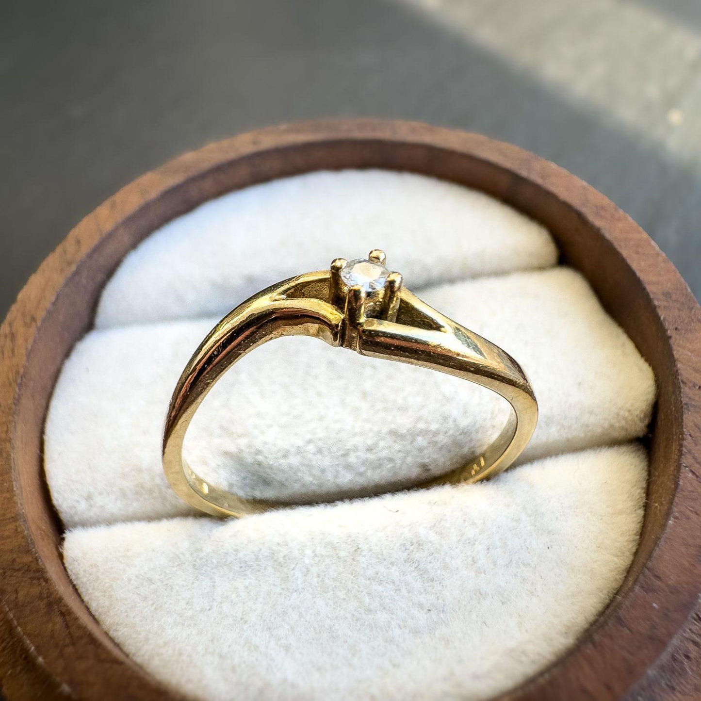 Elegant 9ct Solid Gold Vintage Diamond Ring | Solitaire Setting with Swirl Design | Promise Ring | UK O - US 7.25 | Resizable | Hallmarked