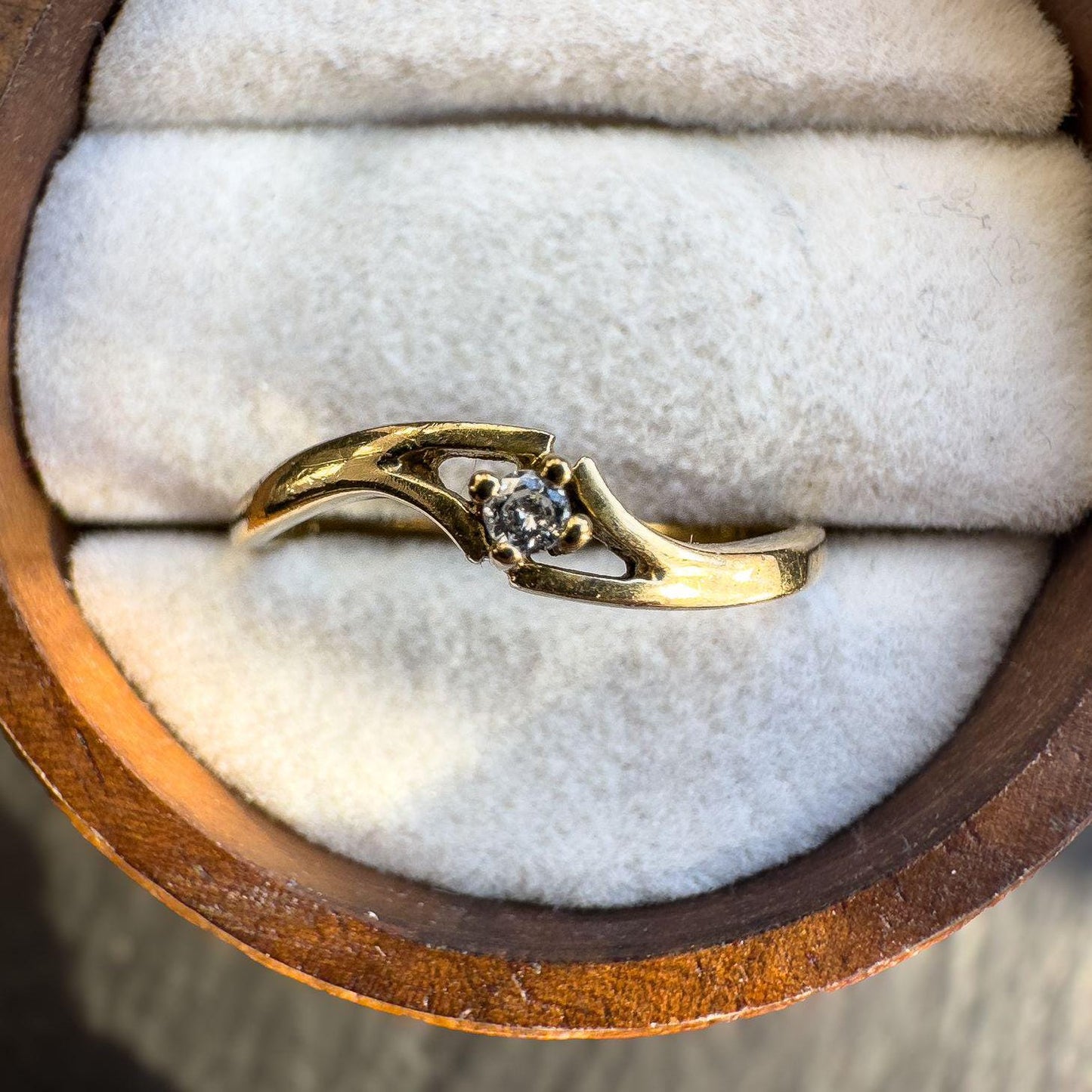 Elegant 9ct Solid Gold Vintage Diamond Ring | Solitaire Setting with Swirl Design | Promise Ring | UK O - US 7.25 | Resizable | Hallmarked