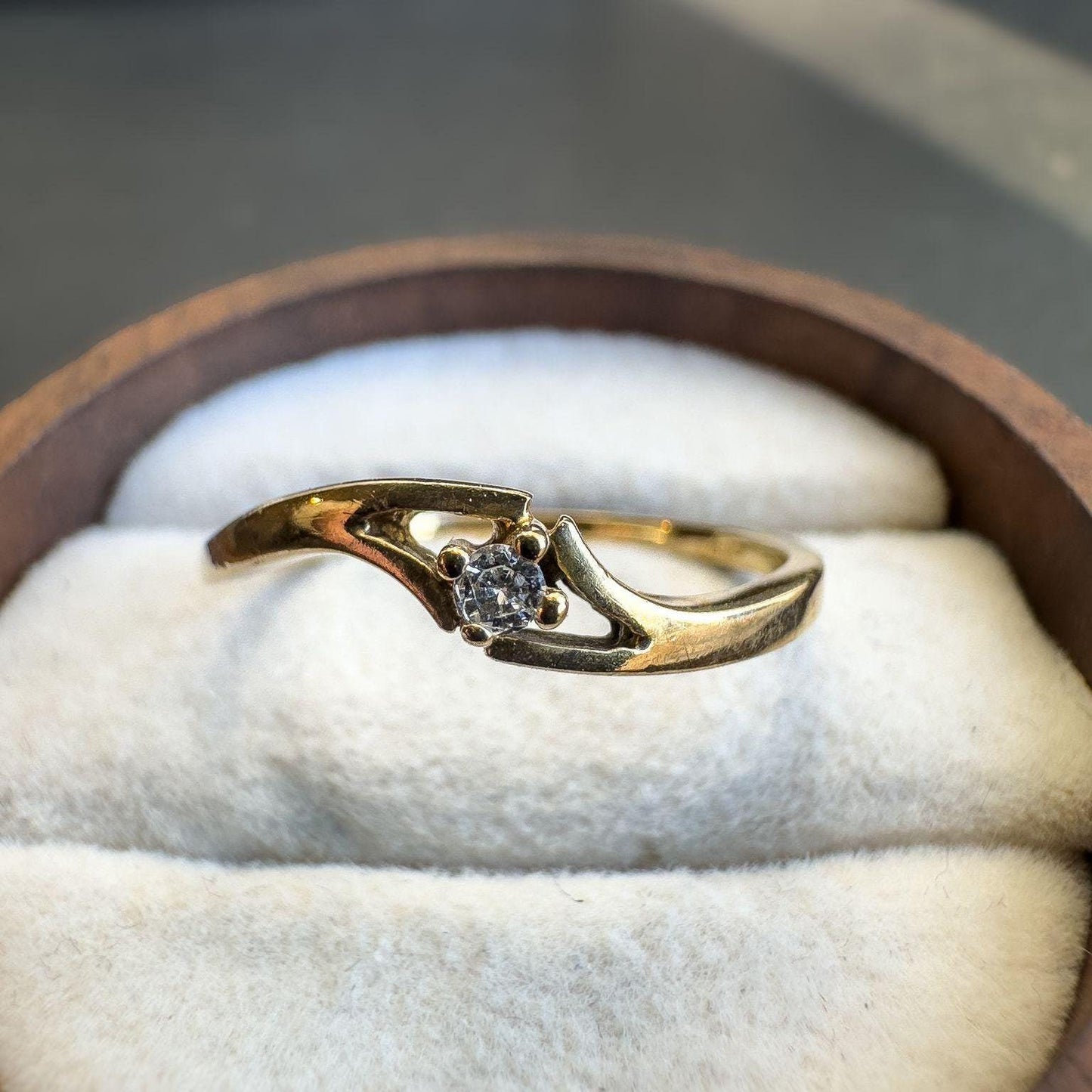 Elegant 9ct Solid Gold Vintage Diamond Ring | Solitaire Setting with Swirl Design | Promise Ring | UK O - US 7.25 | Resizable | Hallmarked