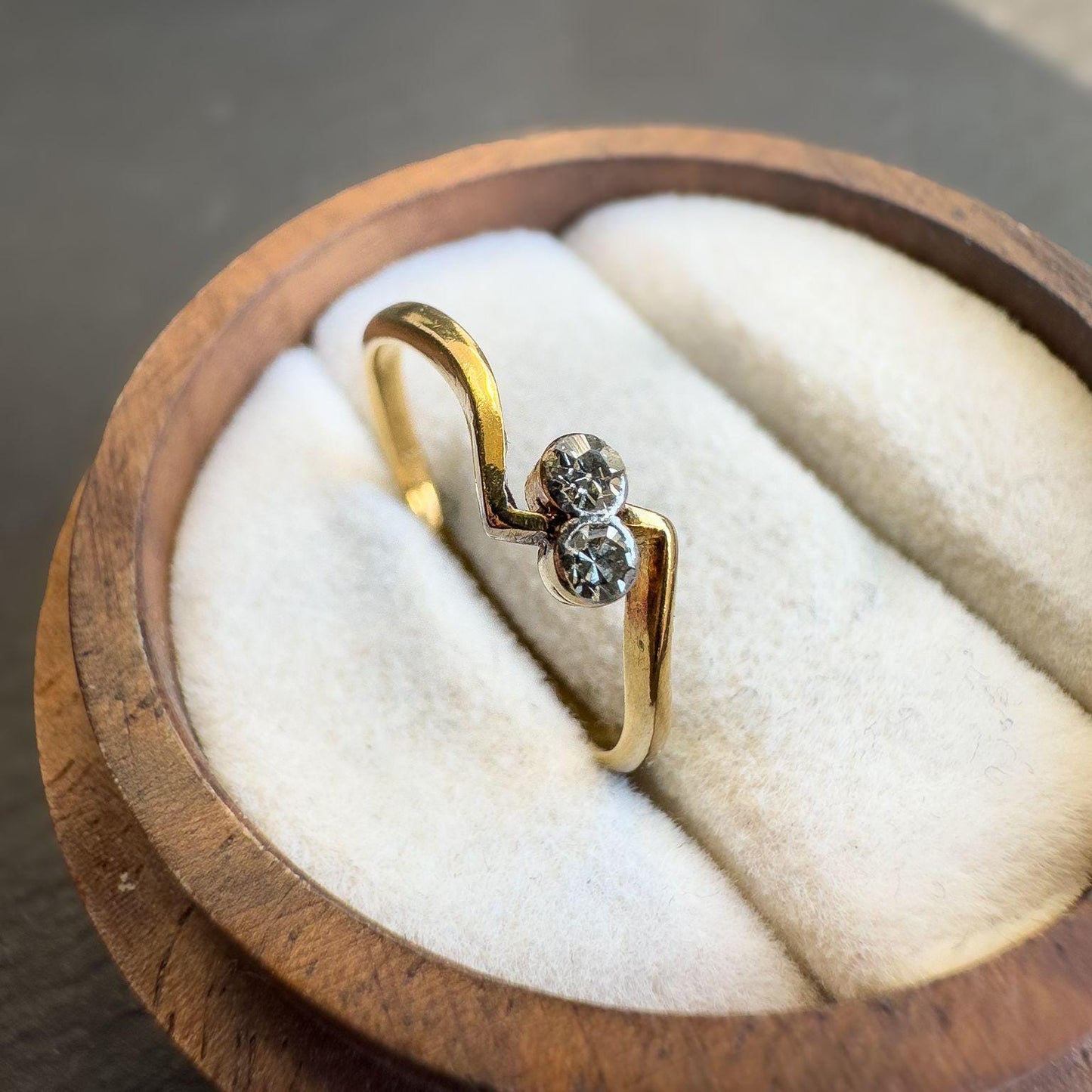Elegant 18ct Solid Gold Vintage Diamond Ring | Unique Double Stone Crossover Design | Toi et moi | UK J 1/2 - US 5 | Resizable