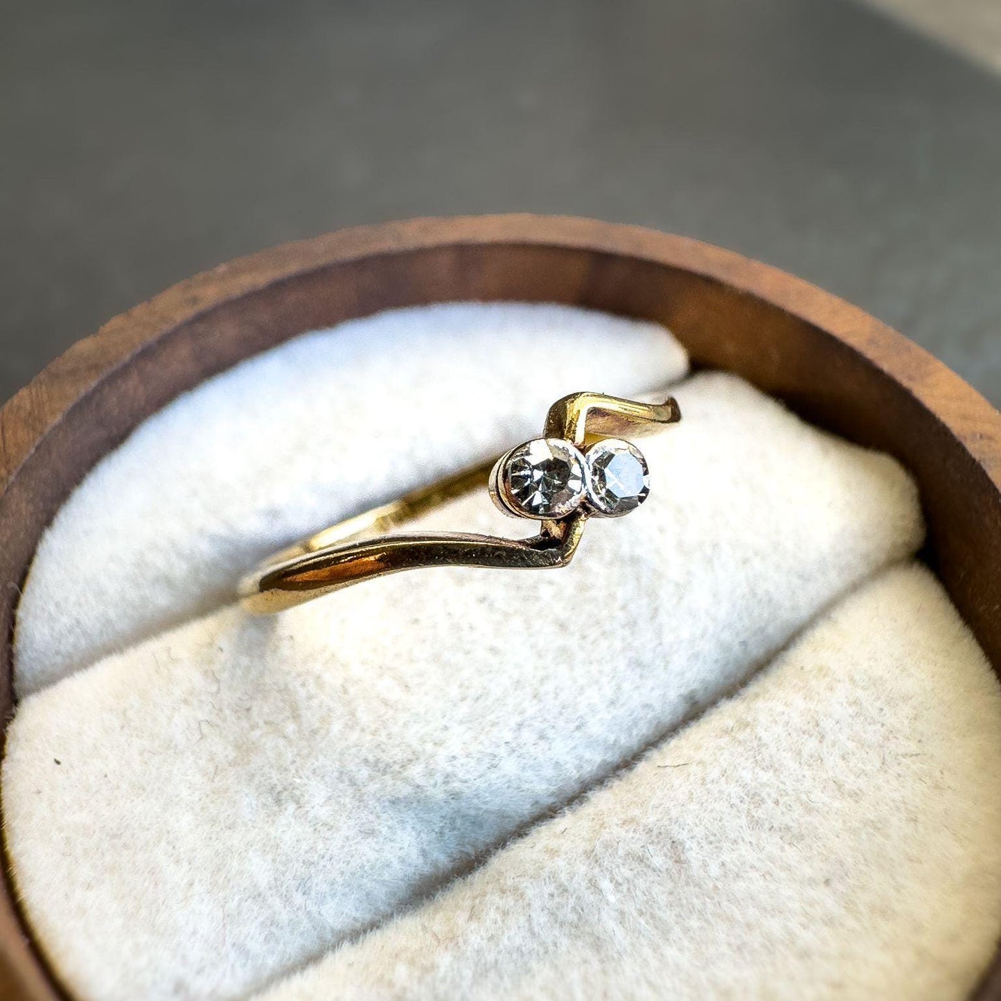 Elegant 18ct Solid Gold Vintage Diamond Ring | Unique Double Stone Crossover Design | Toi et moi | UK J 1/2 - US 5 | Resizable