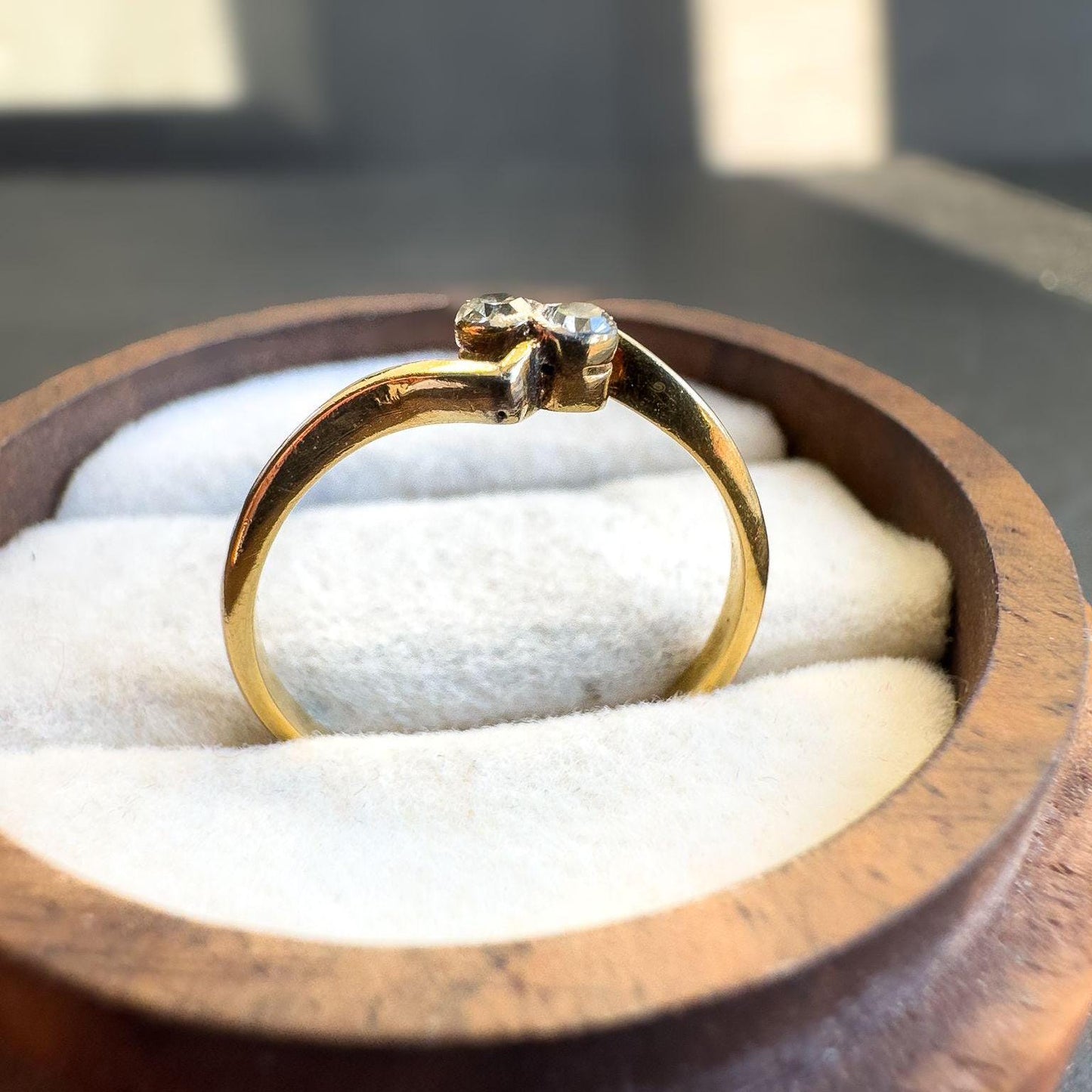 Elegant 18ct Solid Gold Vintage Diamond Ring | Unique Double Stone Crossover Design | Toi et moi | UK J 1/2 - US 5 | Resizable