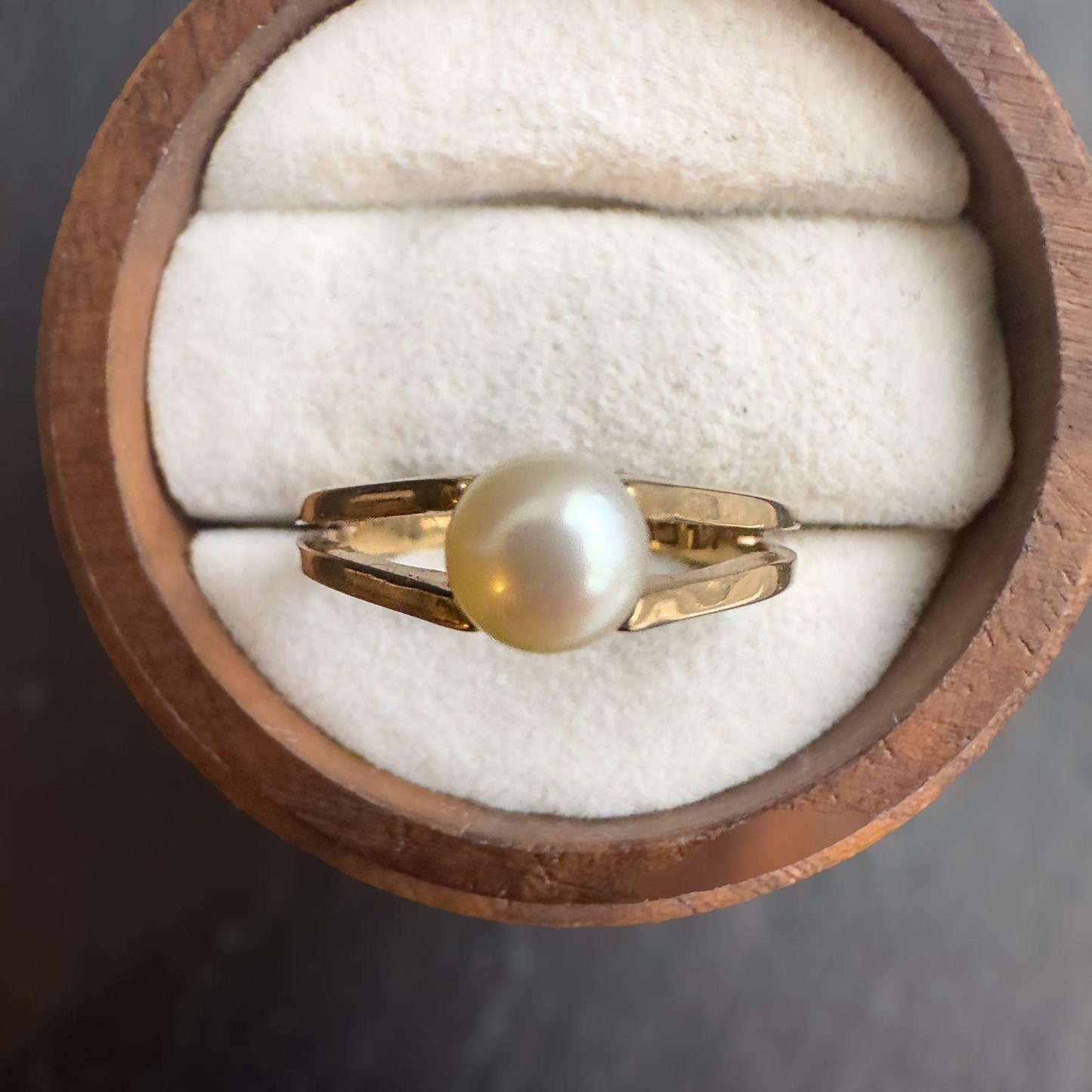 9ct Solid Gold Vintage Pearl Ring | Classic Mid-Century Design | Lustrous Cream Pearl | English Hallmarks | UK N 1/2 - US 7 |