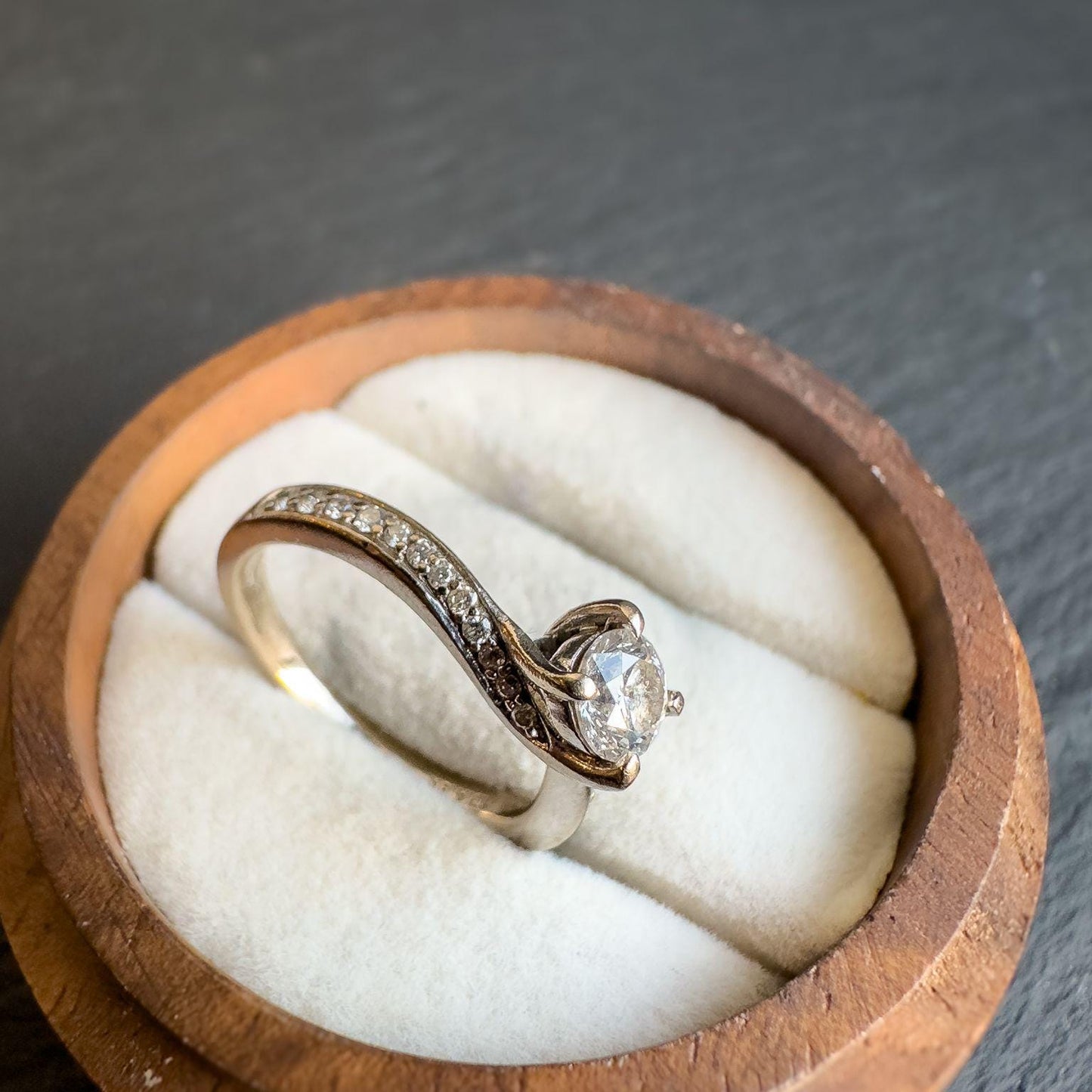 18ct Vintage White Solid Gold Brilliant Cut Diamond Ring | Timeless Solitaire with Side Diamonds | UK I - US 4.25 | English Hallmarked |