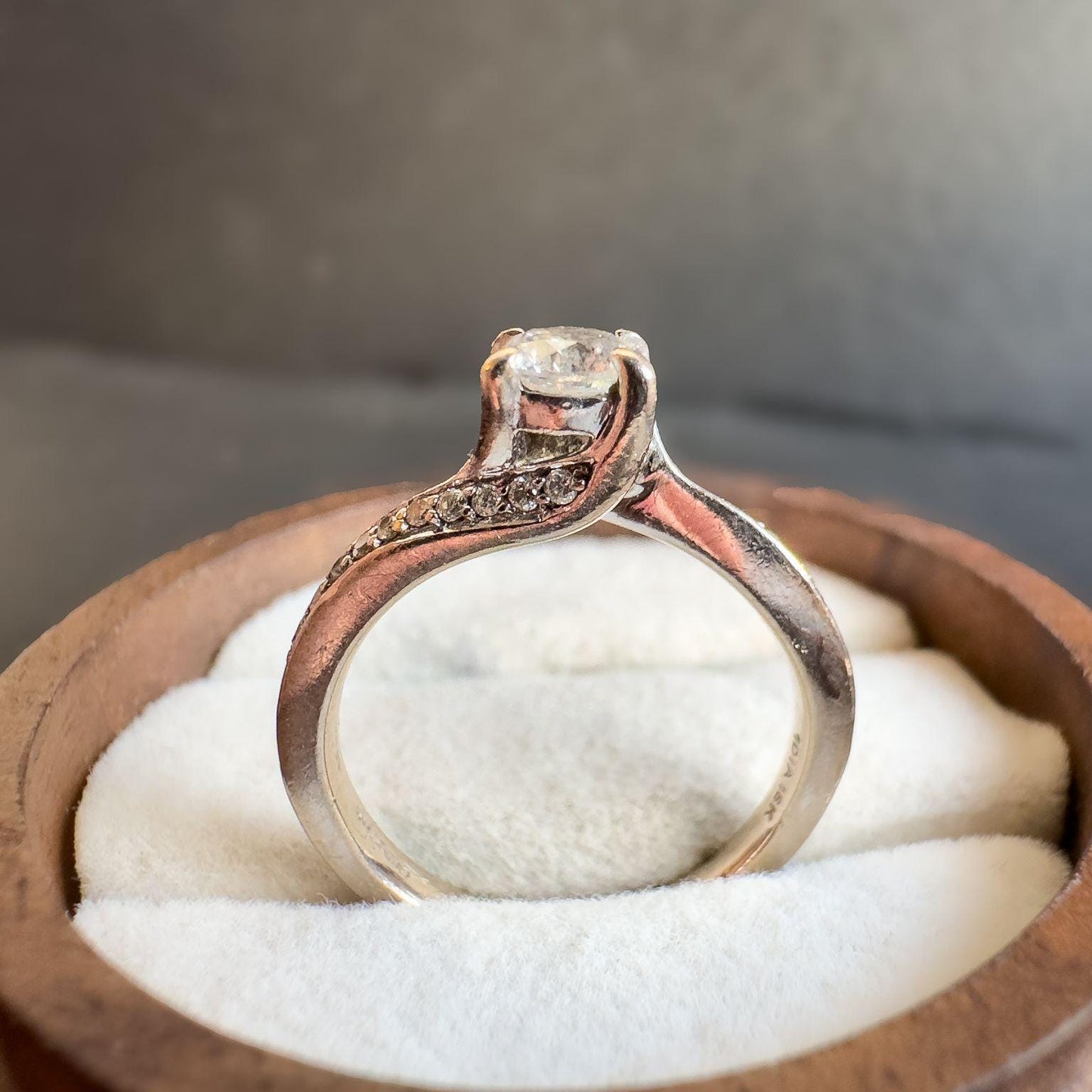 18ct Vintage White Solid Gold Brilliant Cut Diamond Ring | Timeless Solitaire with Side Diamonds | UK I - US 4.25 | English Hallmarked |