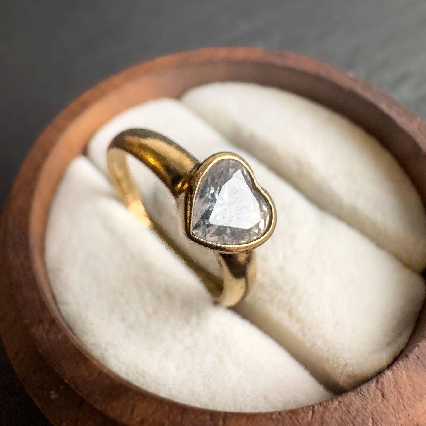Vintage 9ct Solid Gold | Heart Ring with Sparkling Cubic Zirconia Romantic Jewelry | English Hallmarked | UK J 1/2 - US 5 | Resizable