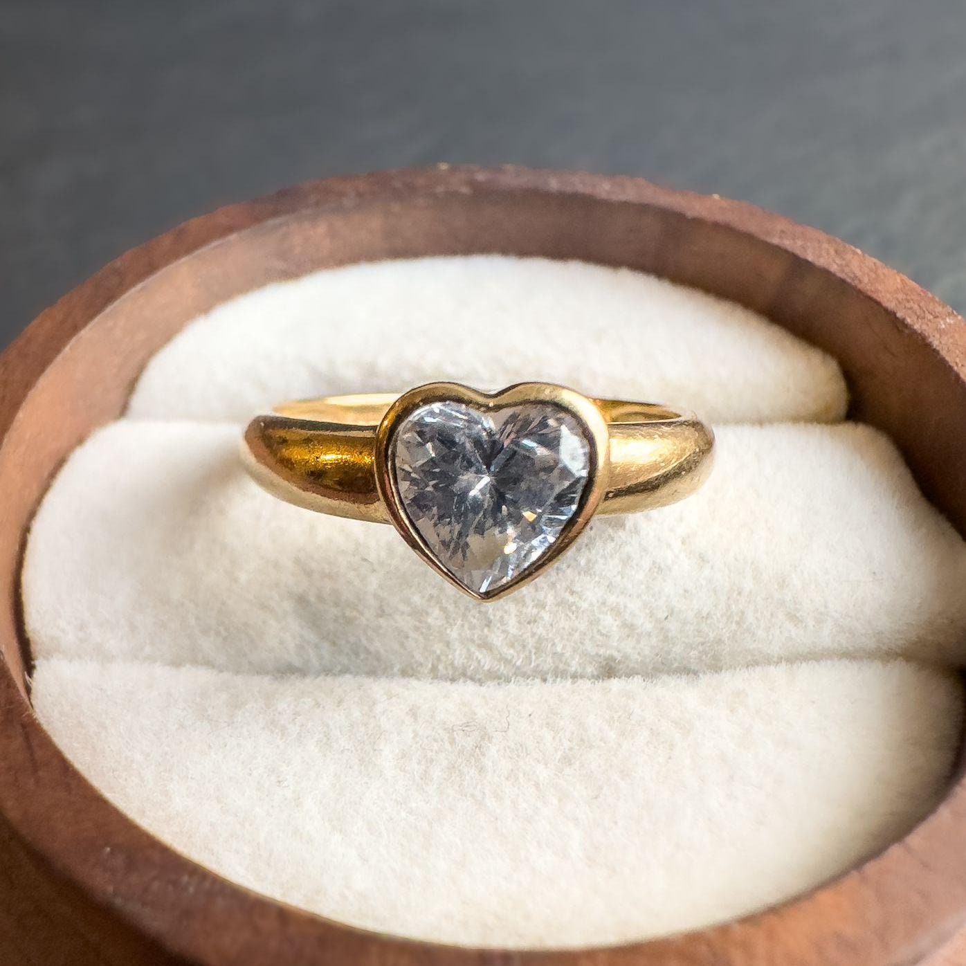Vintage 9ct Solid Gold | Heart Ring with Sparkling Cubic Zirconia Romantic Jewelry | English Hallmarked | UK J 1/2 - US 5 | Resizable