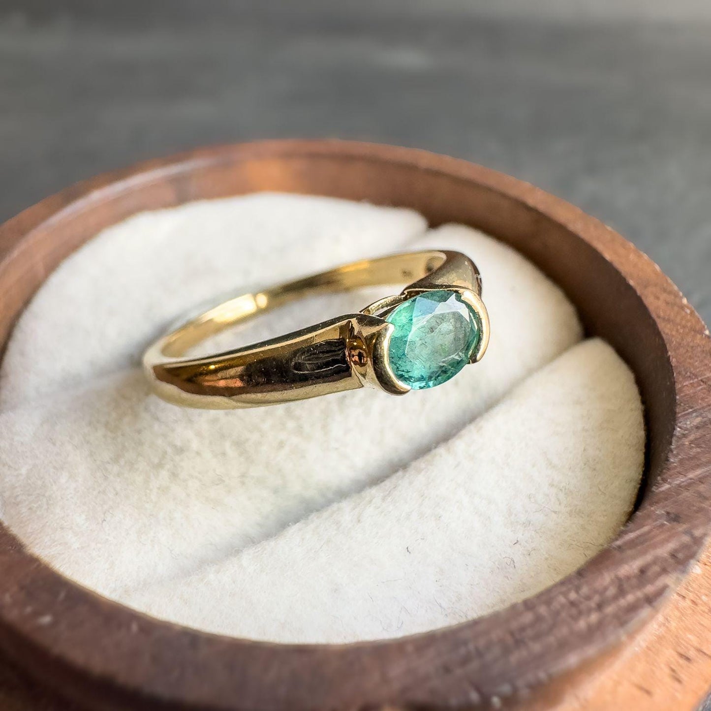 9ct Solid Gold Vintage Emerald Ring | Oval-Cut Emerald | English Hallmarks | UK L - US 6 | Elegant Green Gemstone | Gift for Her |