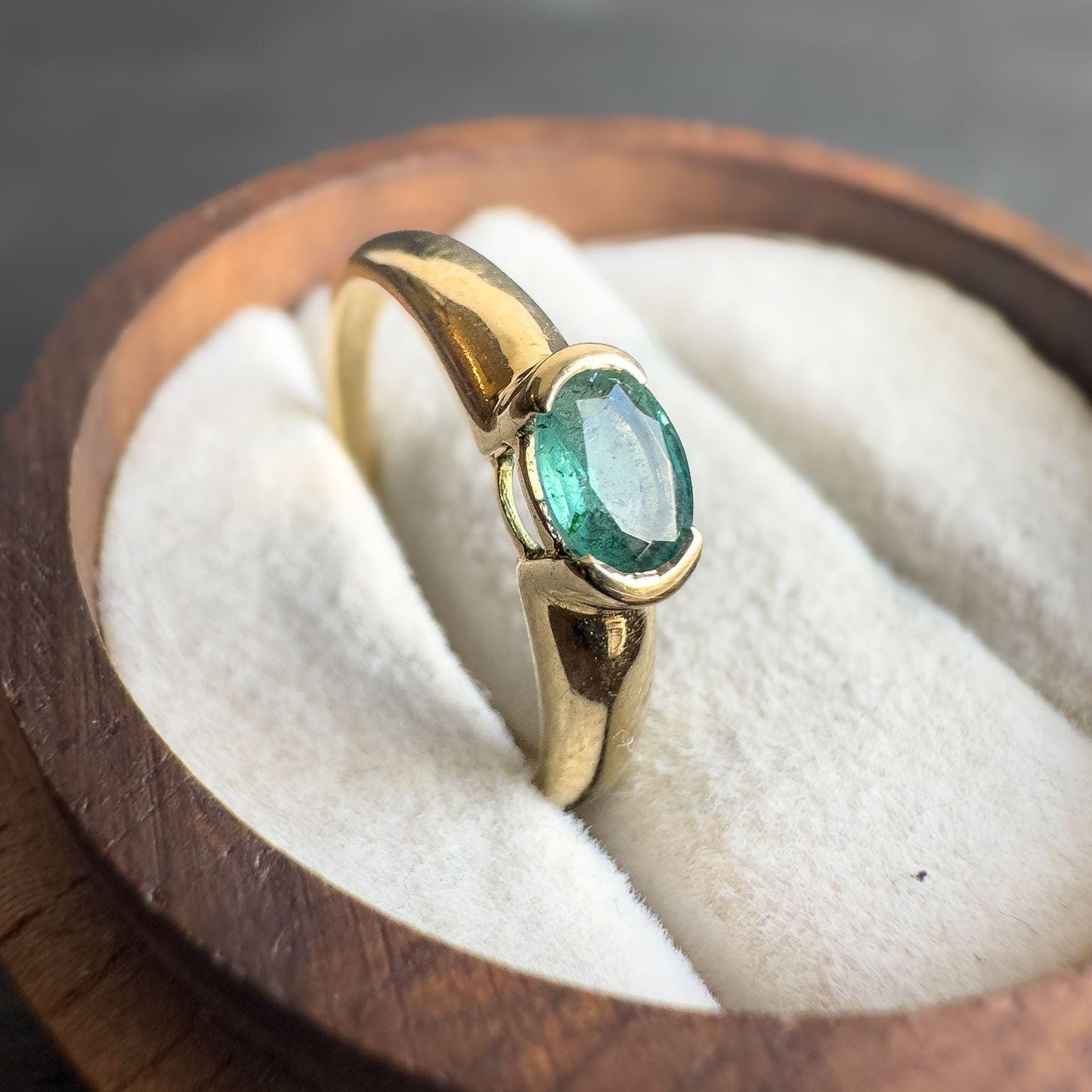 9ct Solid Gold Vintage Emerald Ring | Oval-Cut Emerald | English Hallmarks | UK L - US 6 | Elegant Green Gemstone | Gift for Her |