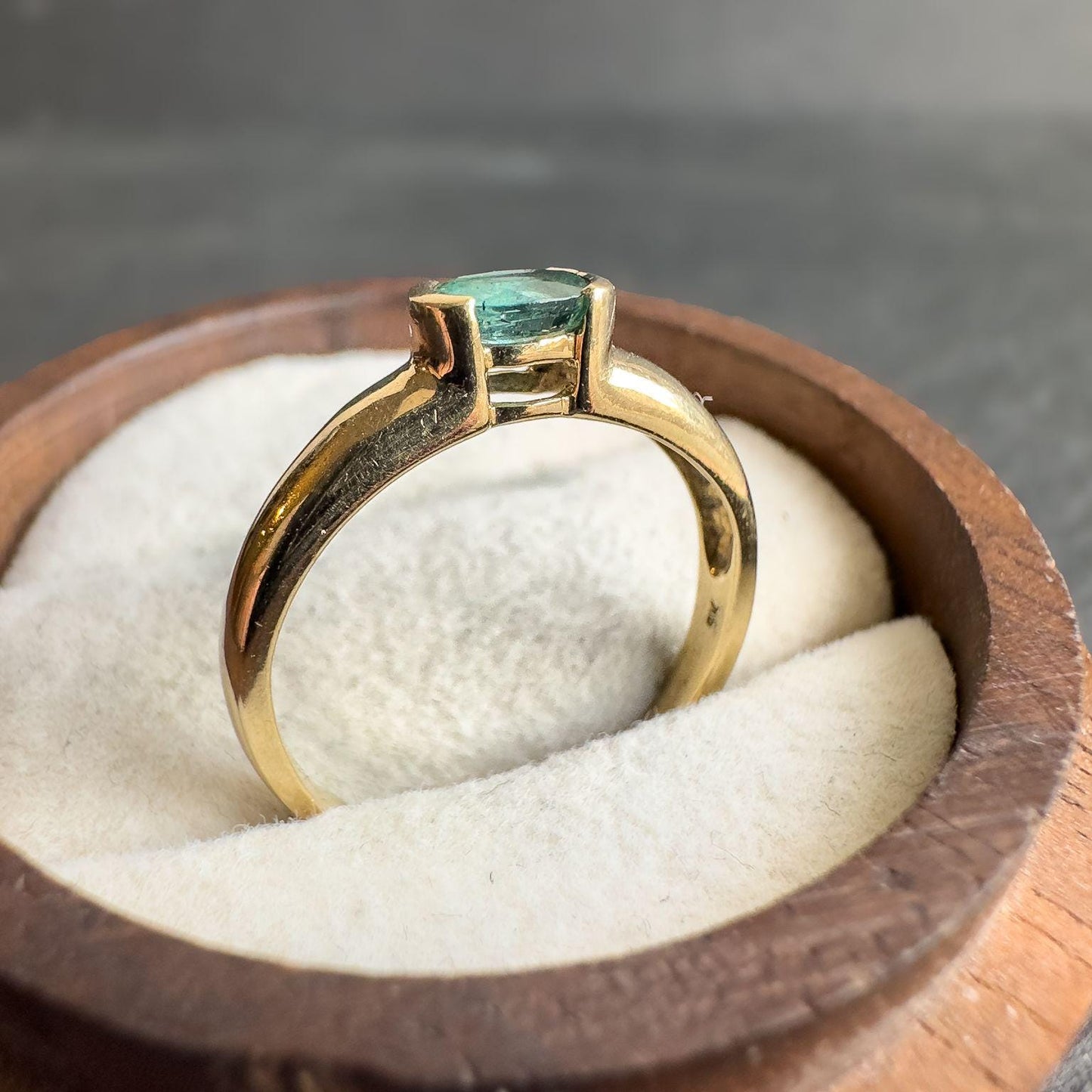 9ct Solid Gold Vintage Emerald Ring | Oval-Cut Emerald | English Hallmarks | UK L - US 6 | Elegant Green Gemstone | Gift for Her |