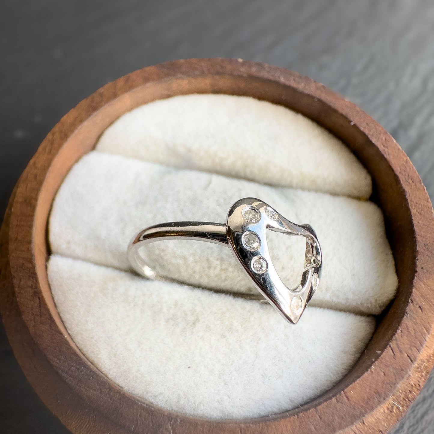 9ct Solid White Gold Vintage Heart Diamond Ring | Open Heart Design with Round Diamond Accents | Hallmarked | UK K - US 5.25 |