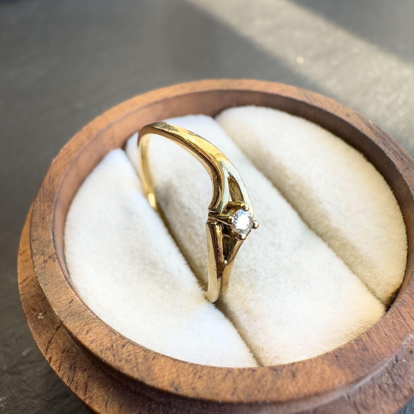 Elegant 9ct Solid Gold Vintage Diamond Ring | Solitaire Setting with Swirl Design | Promise Ring | UK O - US 7.25 | Resizable | Hallmarked