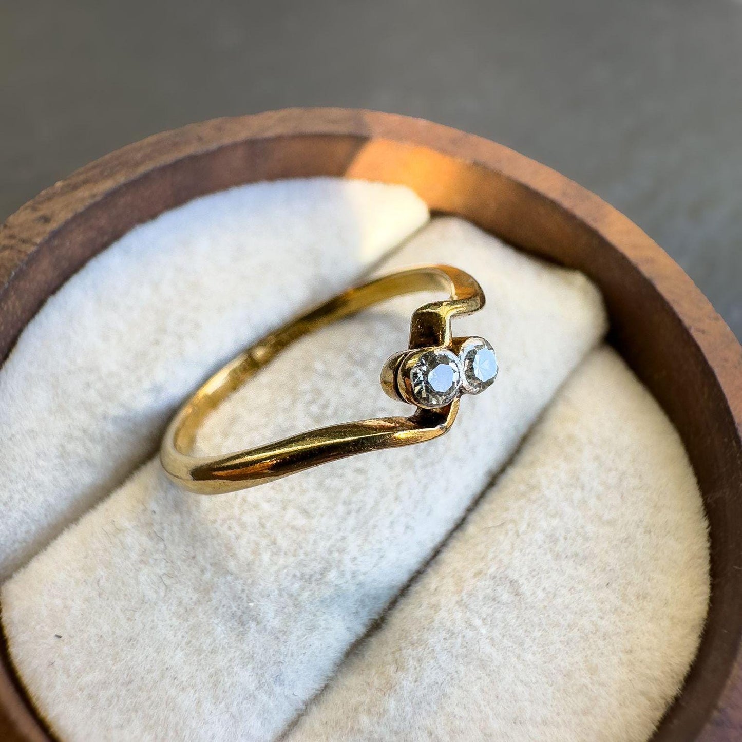Elegant 18ct Solid Gold Vintage Diamond Ring | Unique Double Stone Crossover Design | Toi et moi | UK J 1/2 - US 5 | Resizable