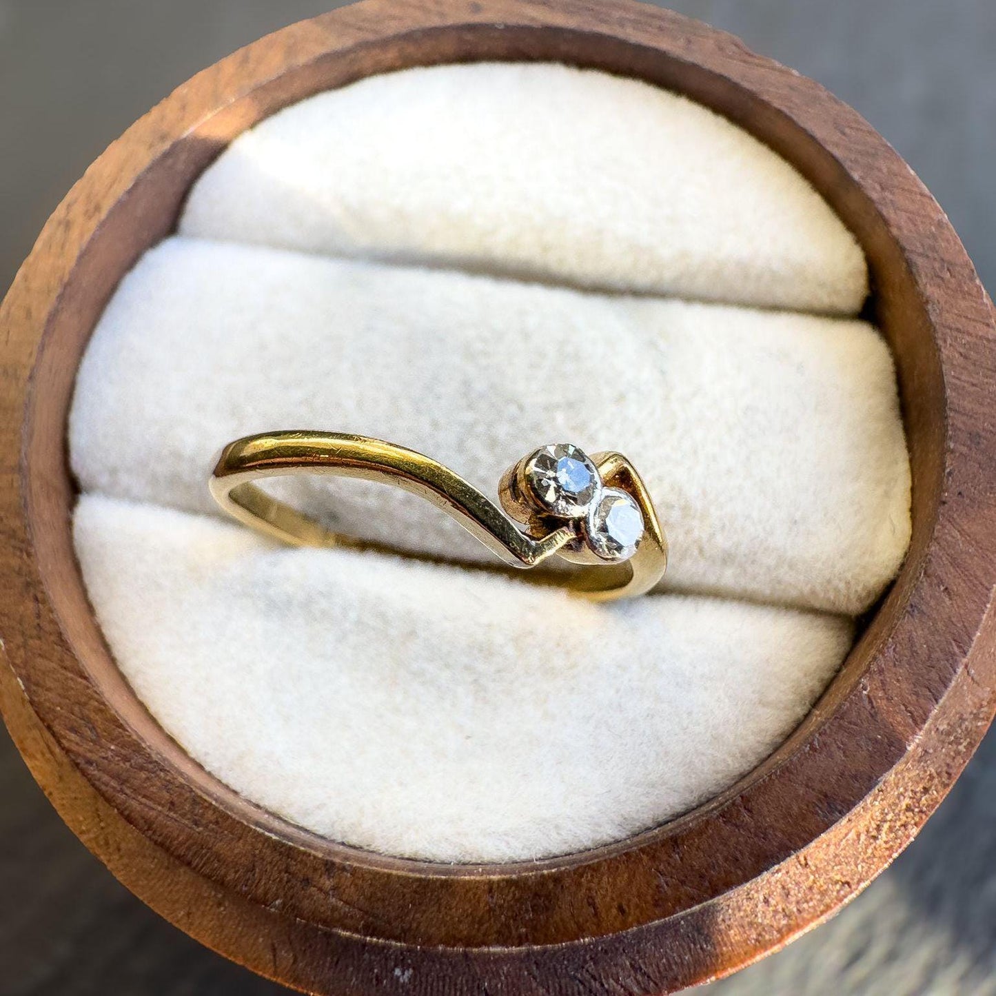 Elegant 18ct Solid Gold Vintage Diamond Ring | Unique Double Stone Crossover Design | Toi et moi | UK J 1/2 - US 5 | Resizable