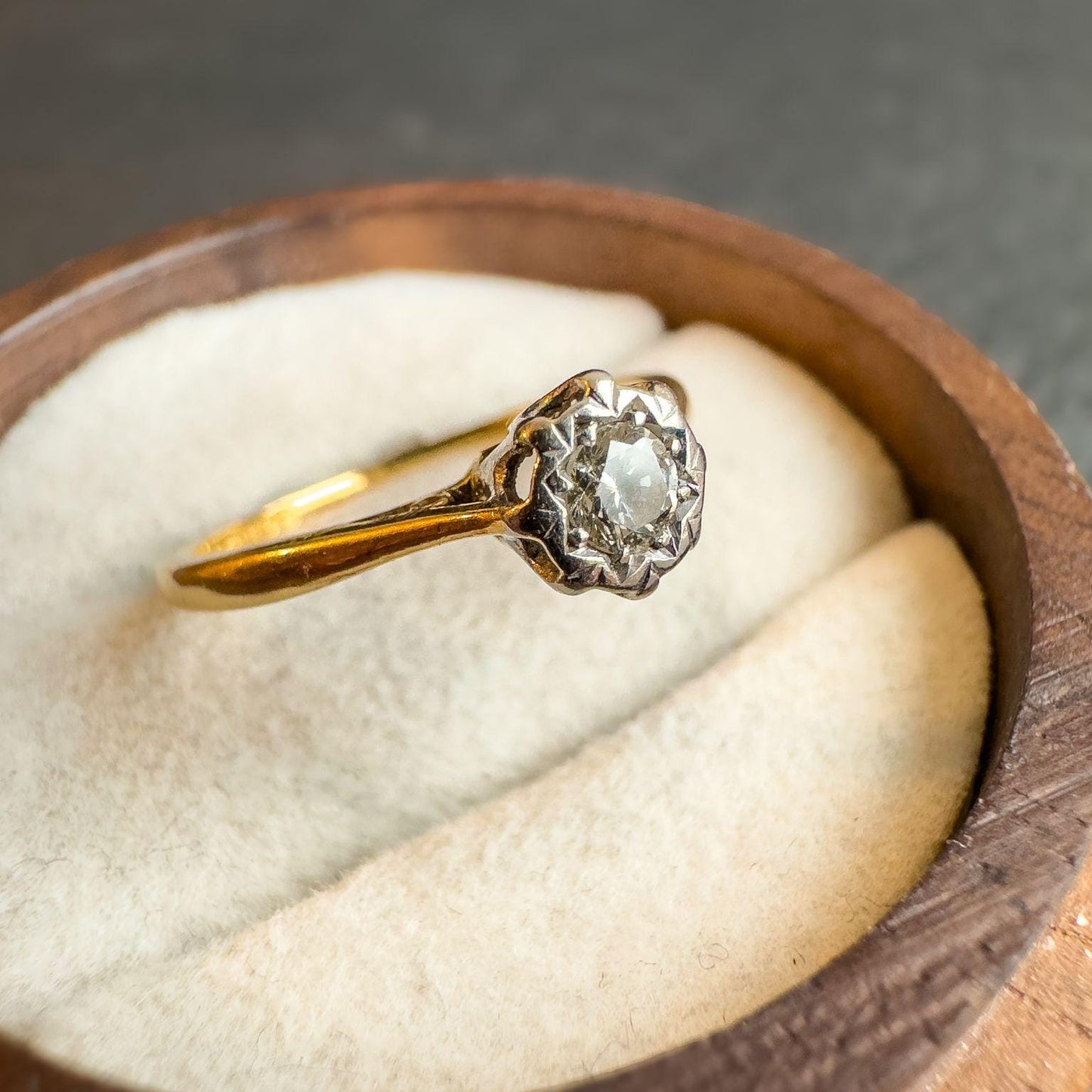18ct Solid Gold Vintage Diamond Ring with Unique Starburst Design | English Hallmarked | UK J - US 5 | Engagement Ring | Resizable |