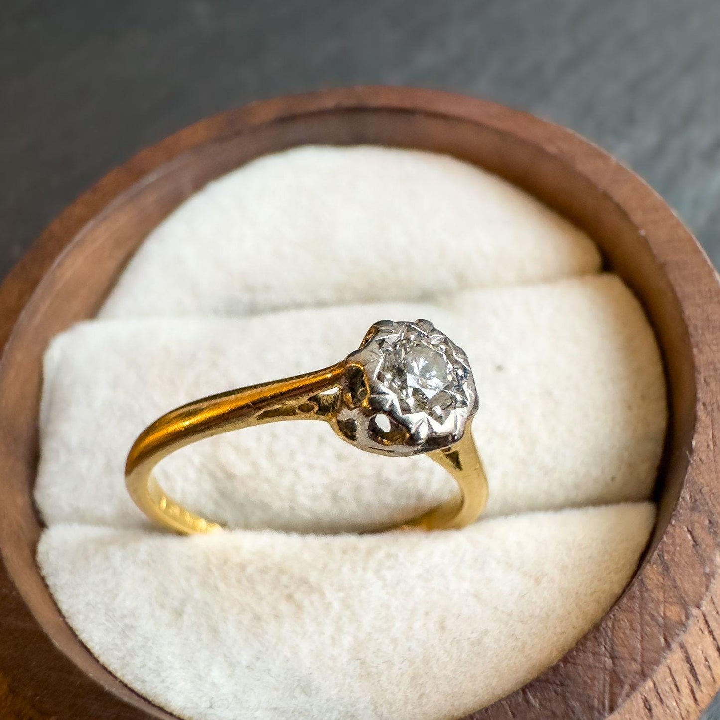 18ct Solid Gold Vintage Diamond Ring with Unique Starburst Design | English Hallmarked | UK J - US 5 | Engagement Ring | Resizable |