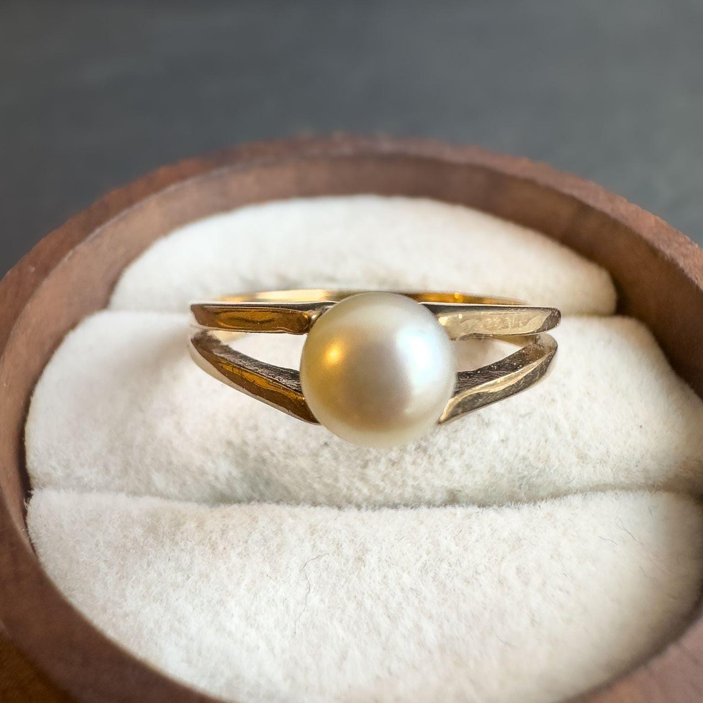 9ct Solid Gold Vintage Pearl Ring | Classic Mid-Century Design | Lustrous Cream Pearl | English Hallmarks | UK N 1/2 - US 7 |