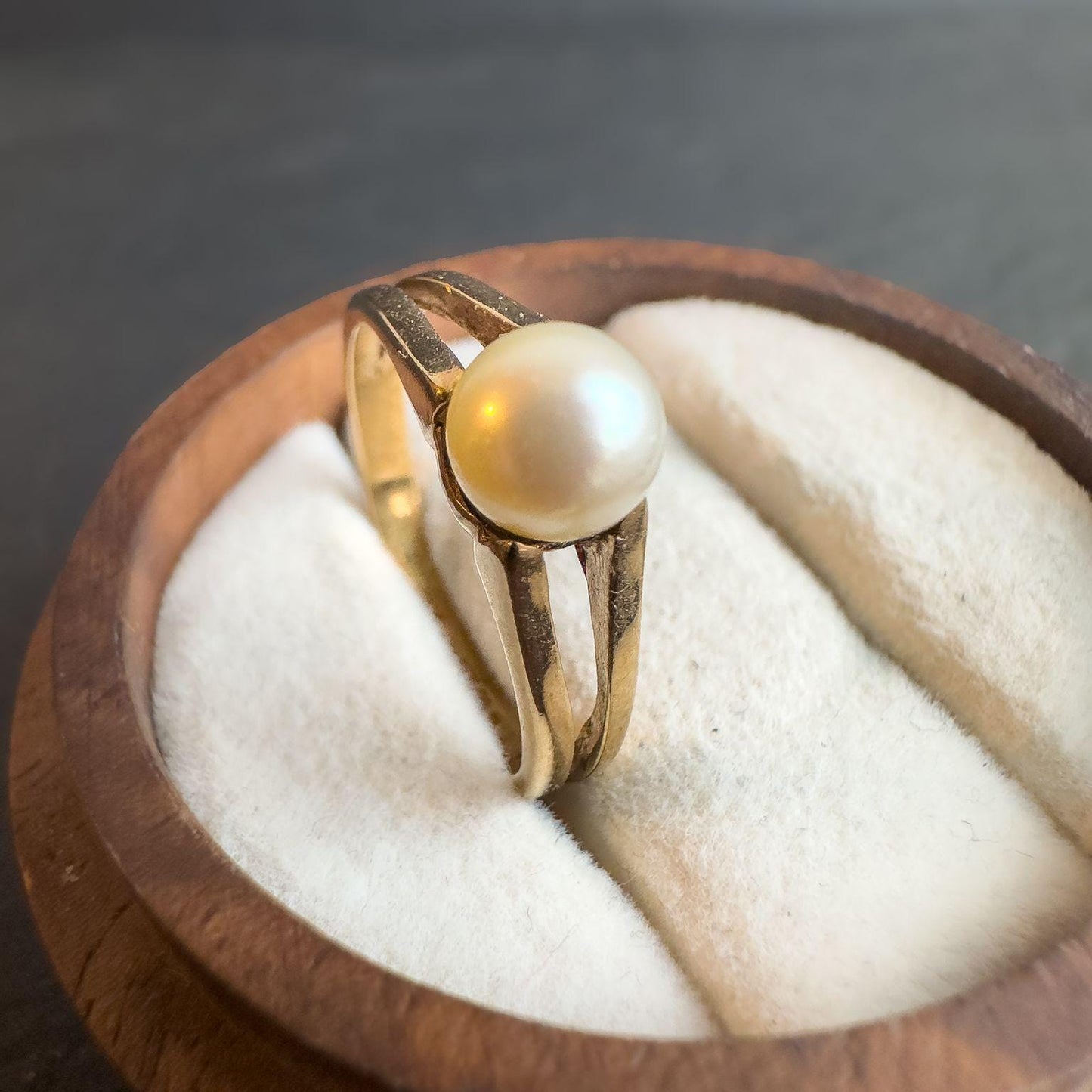 9ct Solid Gold Vintage Pearl Ring | Classic Mid-Century Design | Lustrous Cream Pearl | English Hallmarks | UK N 1/2 - US 7 |