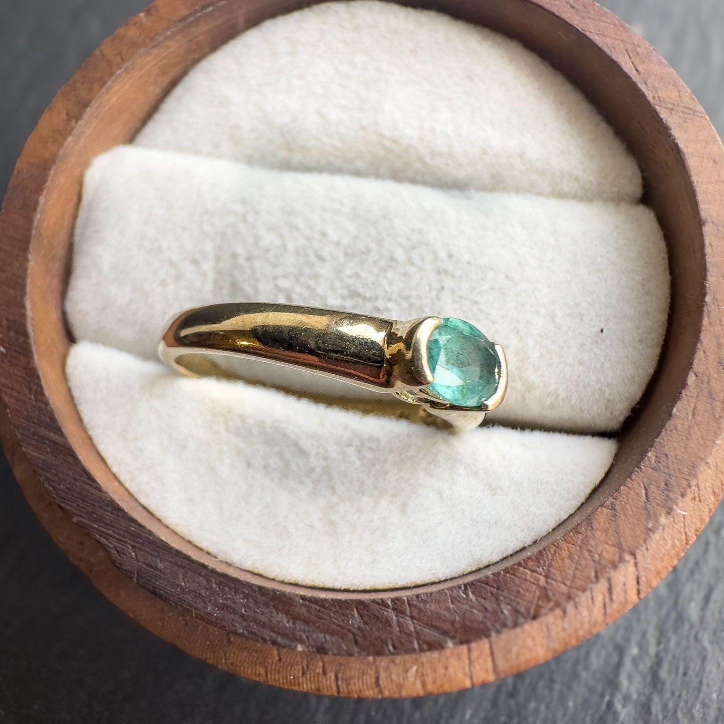 9ct Solid Gold Vintage Emerald Ring | Oval-Cut Emerald | English Hallmarks | UK L - US 6 | Elegant Green Gemstone | Gift for Her |