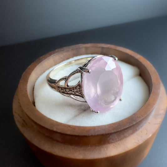 9ct | 9k White Gold | Vintage | Rose Quartz & Diamond Chip Pierced Shoulder Ring | Statement Ring | Cocktail Ring | 375 Marked |
