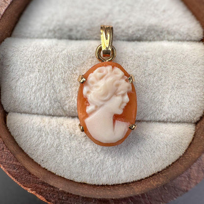 A very pretty | Vintage | 9ct | 9k Yellow Gold | Cameo Shell Drop Pendant | 9ct gold Hallmarked