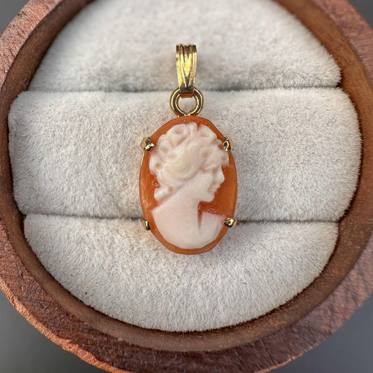 A very pretty | Vintage | 9ct | 9k Yellow Gold | Cameo Shell Drop Pendant | 9ct gold Hallmarked