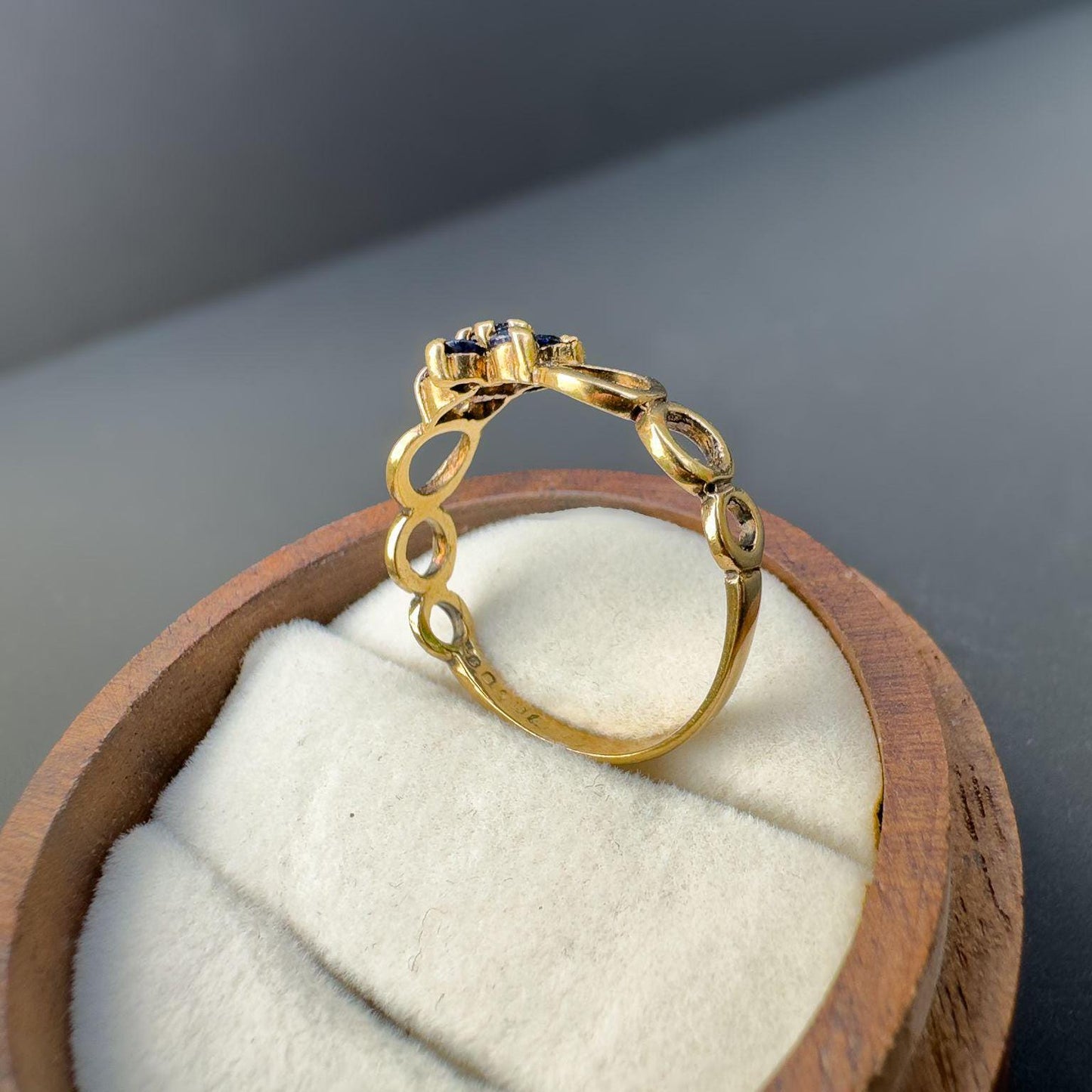 1970s Vintage | 9ct | 9k Gold | Unique Sapphire Floral Cluster Ring With Halo Design Band | September Birthstone Ring | English Hallmarks |