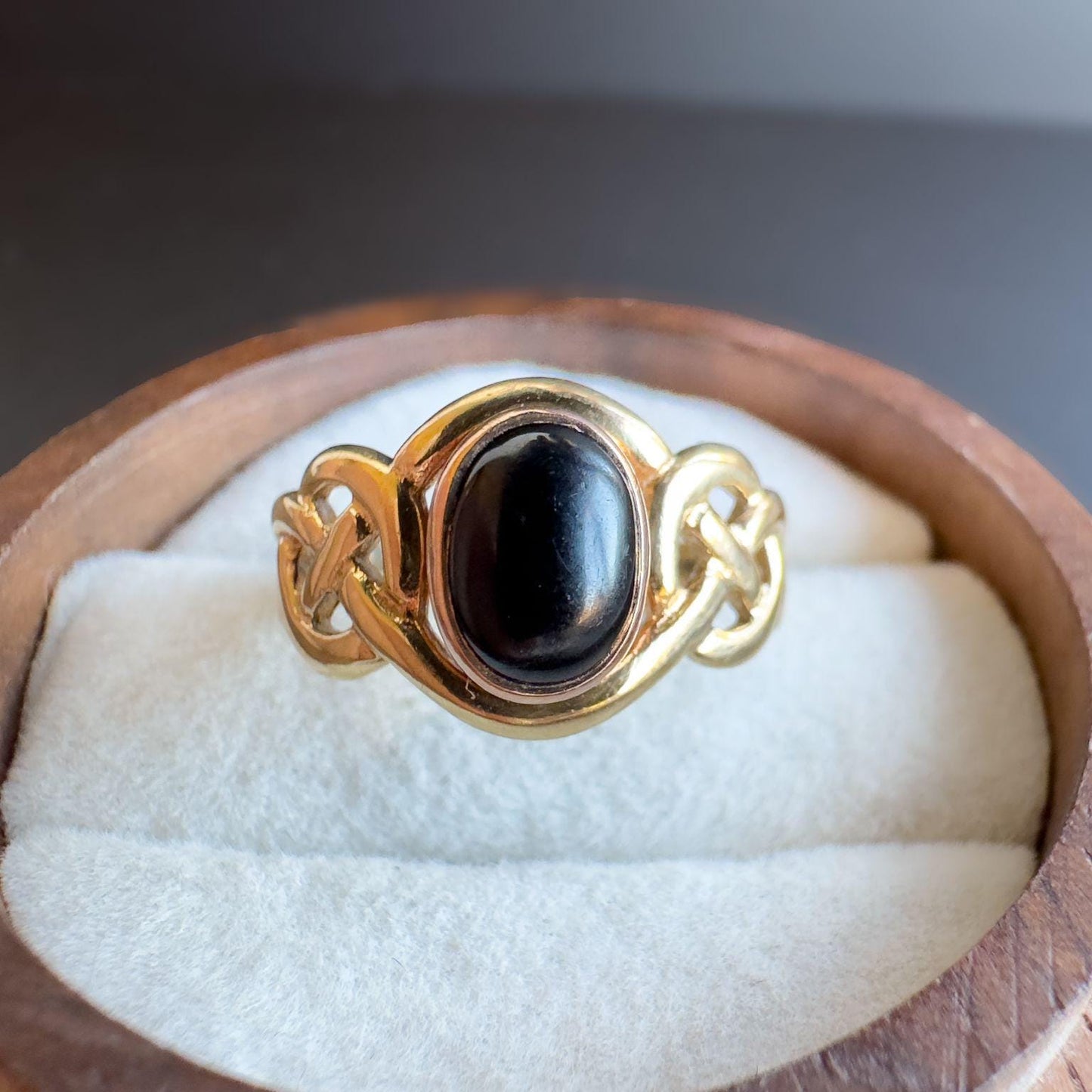 Vintage | 9ct Gold Onyx Ring with Celtic Knot Design | Elegant Black Onyx Cabochon | English Hallmarks | UK K 1/2 - US 5.75 | Resizable