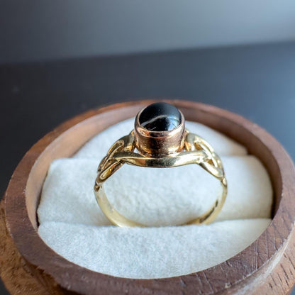 Vintage | 9ct Gold Onyx Ring with Celtic Knot Design | Elegant Black Onyx Cabochon | English Hallmarks | UK K 1/2 - US 5.75 | Resizable