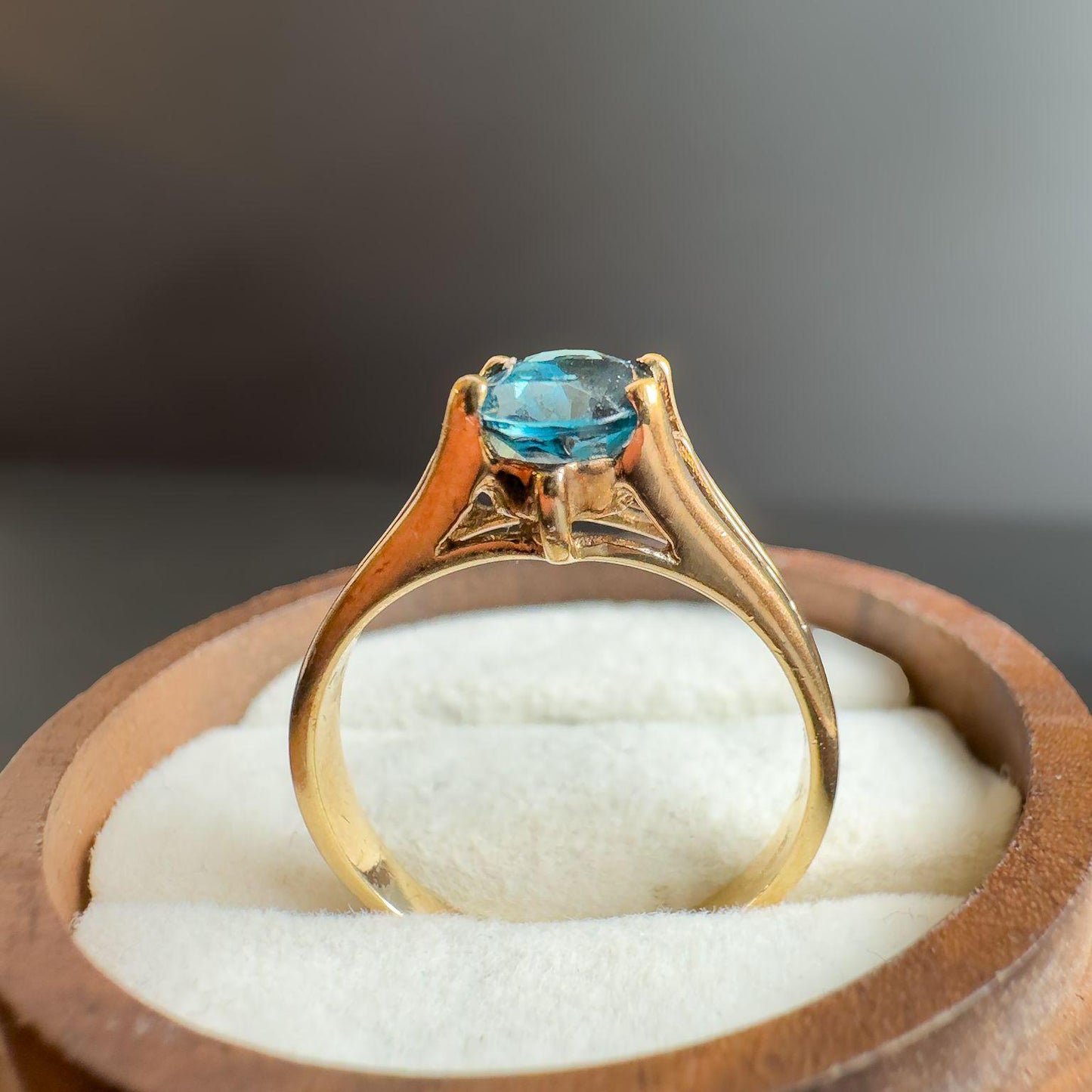Vintage 9ct Gold Blue Zircon Ring | Stunning Oval-Cut Zircon in Classic Gold Setting | December Birthstone Gift | English Hallmarks