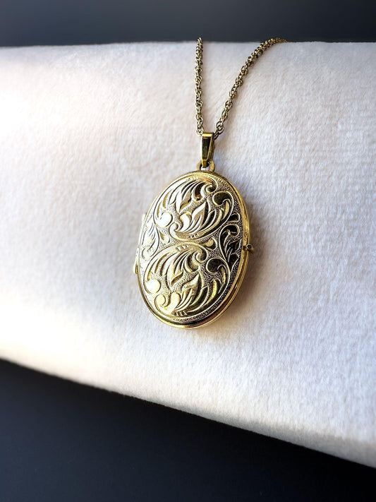 Vintage 9ct Gold Engraved Oval Locket Pendant on 9ct Gold Fine Link Chain Necklace | English Halmmarks | 46cm / 18 Inch