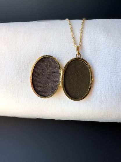 Vintage 9ct Gold Engraved Oval Locket Pendant on 9ct Gold Fine Link Chain Necklace | English Halmmarks | 46cm / 18 Inch