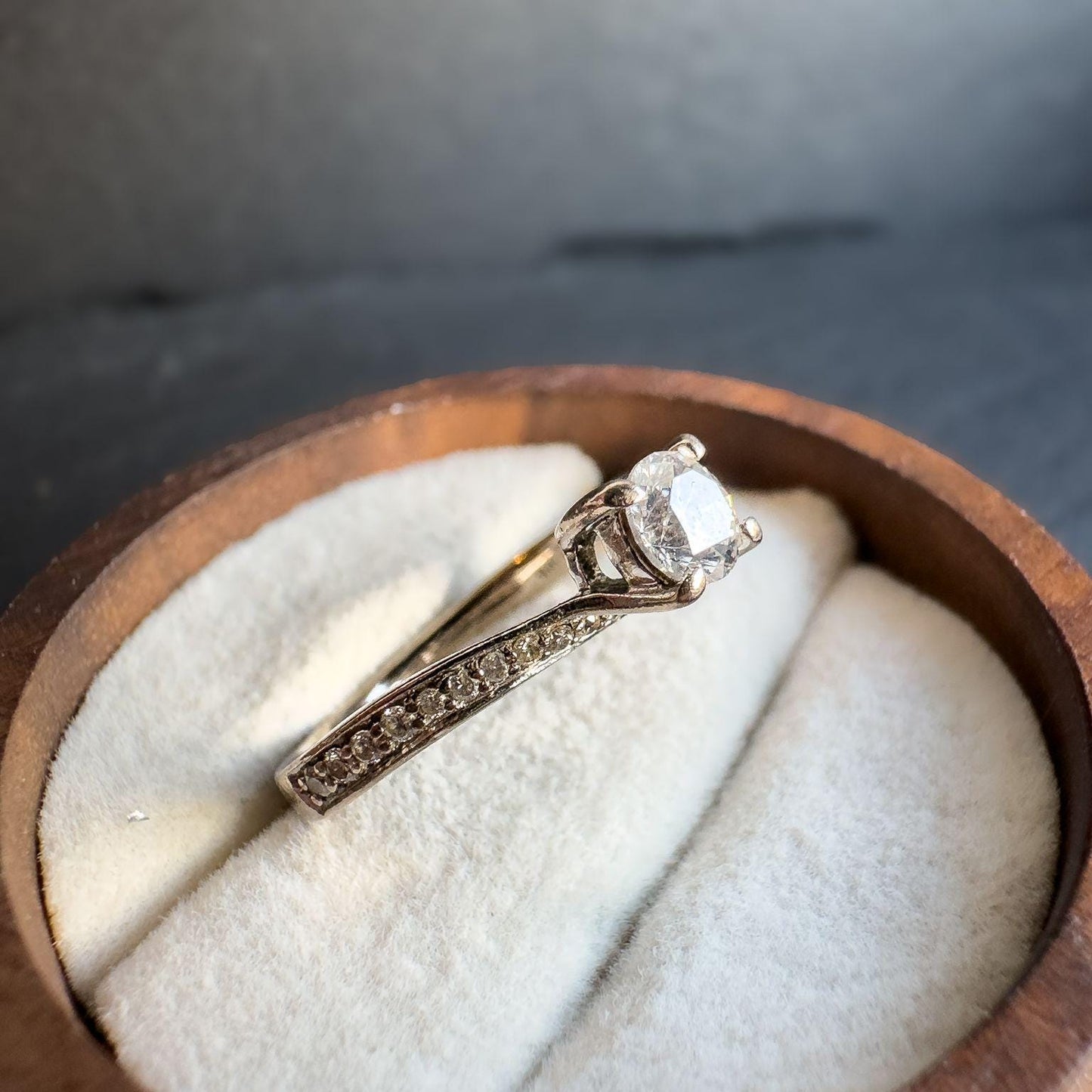 18ct Vintage White Solid Gold Brilliant Cut Diamond Ring | Timeless Solitaire with Side Diamonds | UK I - US 4.25 | English Hallmarked |