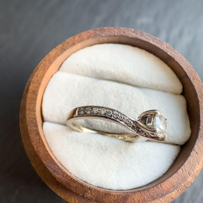 18ct Vintage White Solid Gold Brilliant Cut Diamond Ring | Timeless Solitaire with Side Diamonds | UK I - US 4.25 | English Hallmarked |