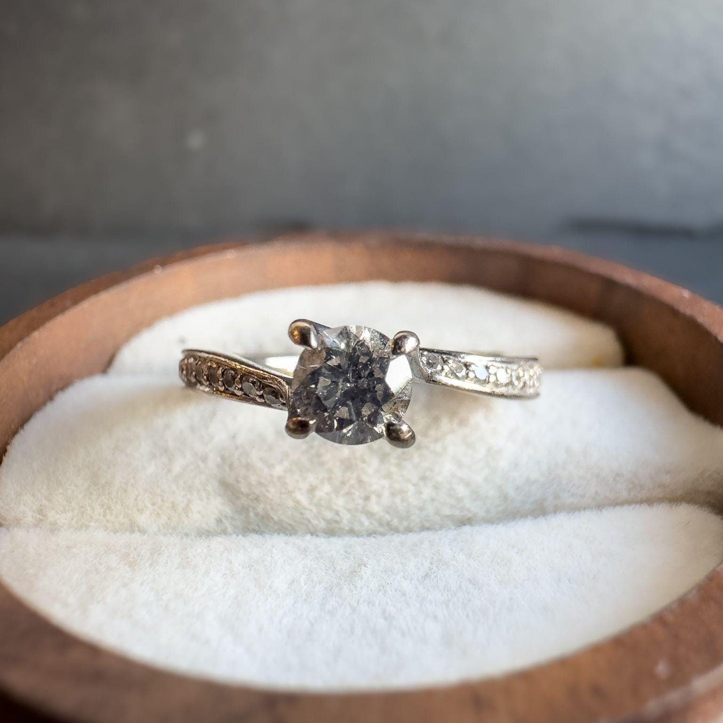 18ct Vintage White Solid Gold Brilliant Cut Diamond Ring | Timeless Solitaire with Side Diamonds | UK I - US 4.25 | English Hallmarked |