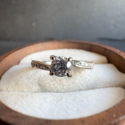 18ct Vintage White Solid Gold Brilliant Cut Diamond Ring | Timeless Solitaire with Side Diamonds | UK I - US 4.25 | English Hallmarked |
