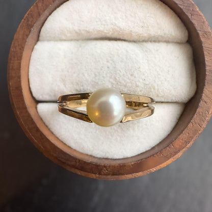 9ct Solid Gold Vintage Pearl Ring | Classic Mid-Century Design | Lustrous Cream Pearl | English Hallmarks | UK N 1/2 - US 7 |
