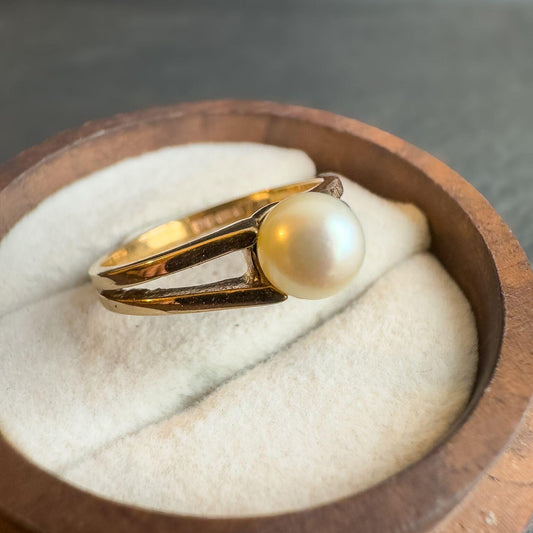 9ct Solid Gold Vintage Pearl Ring | Classic Mid-Century Design | Lustrous Cream Pearl | English Hallmarks | UK N 1/2 - US 7 |