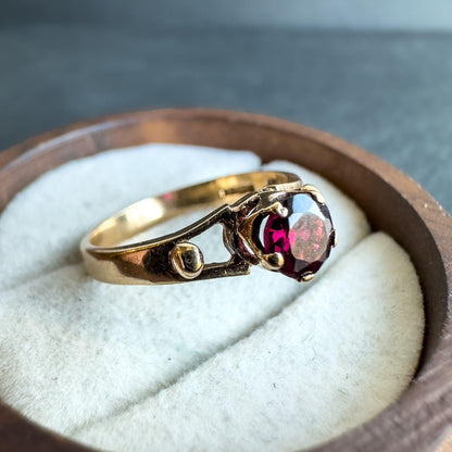 9ct Solid Gold Vintage Garnet Ring | UK L 1/2 - US 6 | English Hallmarked | Elegant Solitaire Design |Classic Vintage Jewelry | Retro Design