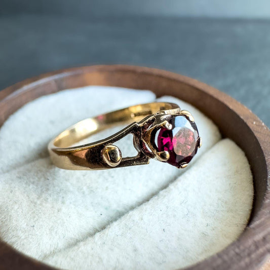 9ct Solid Gold Vintage Garnet Ring | UK L 1/2 - US 6 | English Hallmarked | Elegant Solitaire Design |Classic Vintage Jewelry | Retro Design